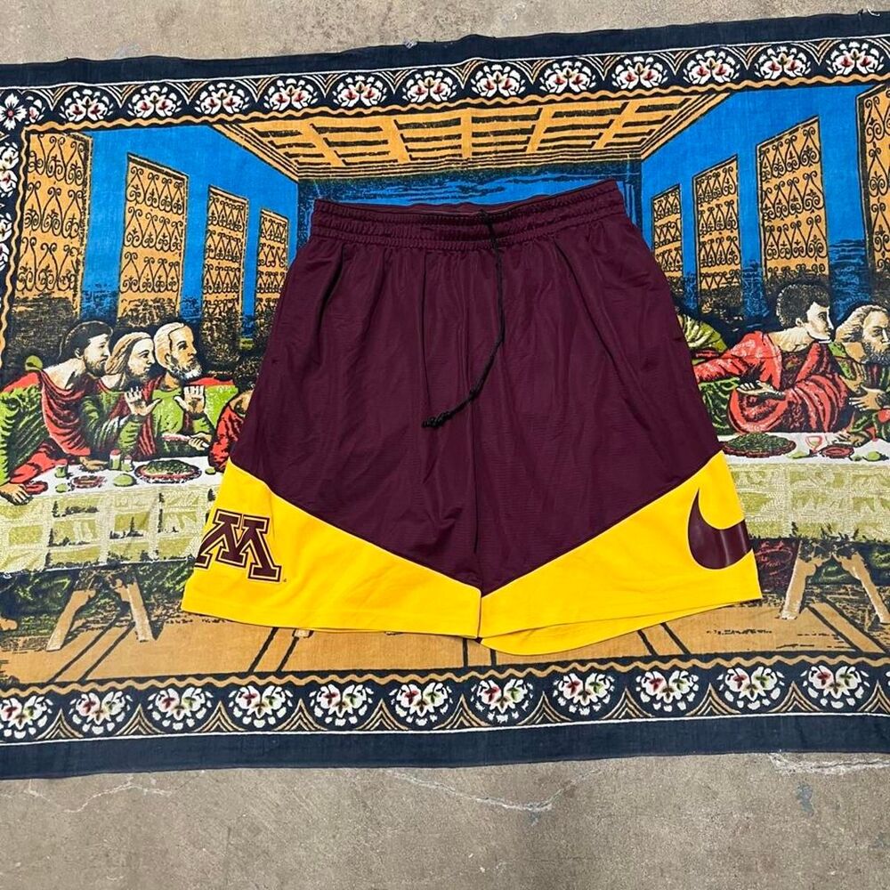 Nike Minnesota Gophers basketball shorts size large burgundy yellow team issued